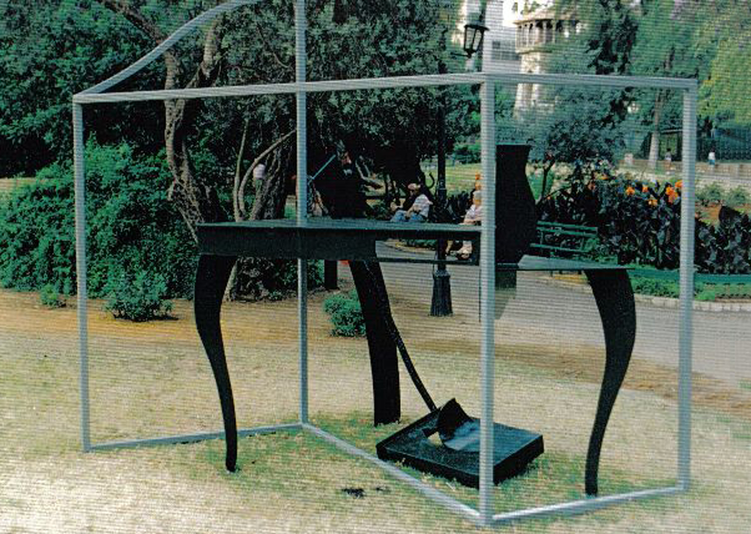 Untitled 1991  2.7x3x3 m.  painted steel